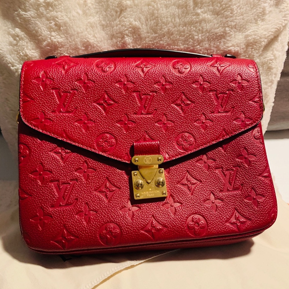 Louis Vuitton Pochette Metis Leather Bag